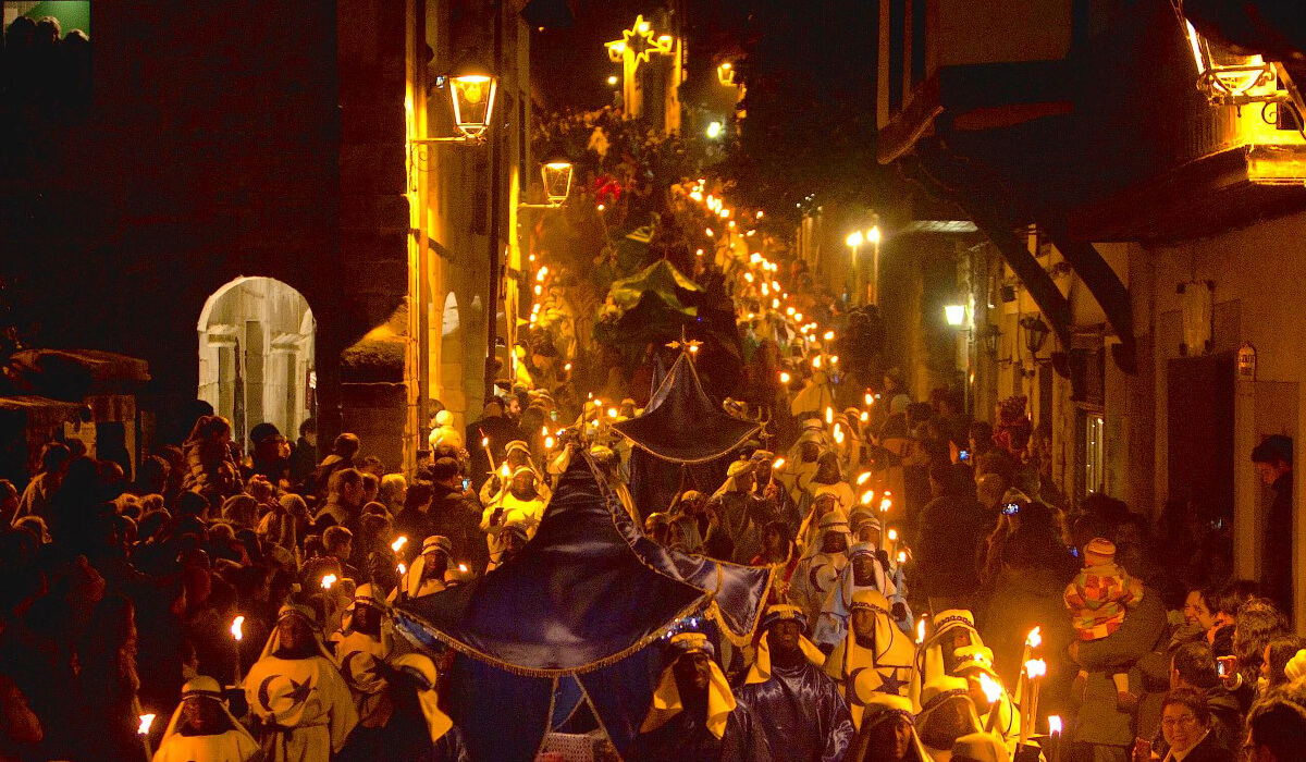 Desfile del Auto Sacramental por las calles de Santillana del Mar iluminadas por antorchas