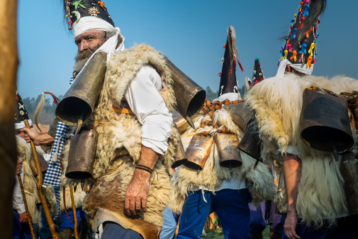 Zamarracos de la Vijanera vestidos con pieles y cargando grandes campanos
