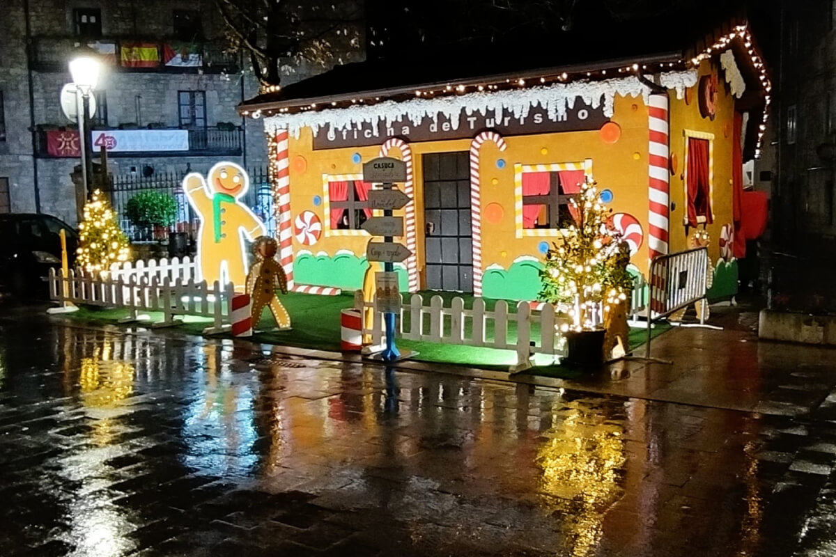 oficina de turismo de Cabezón de la Sal convertida en una casita de jengibre e iluminada con luces navideñas