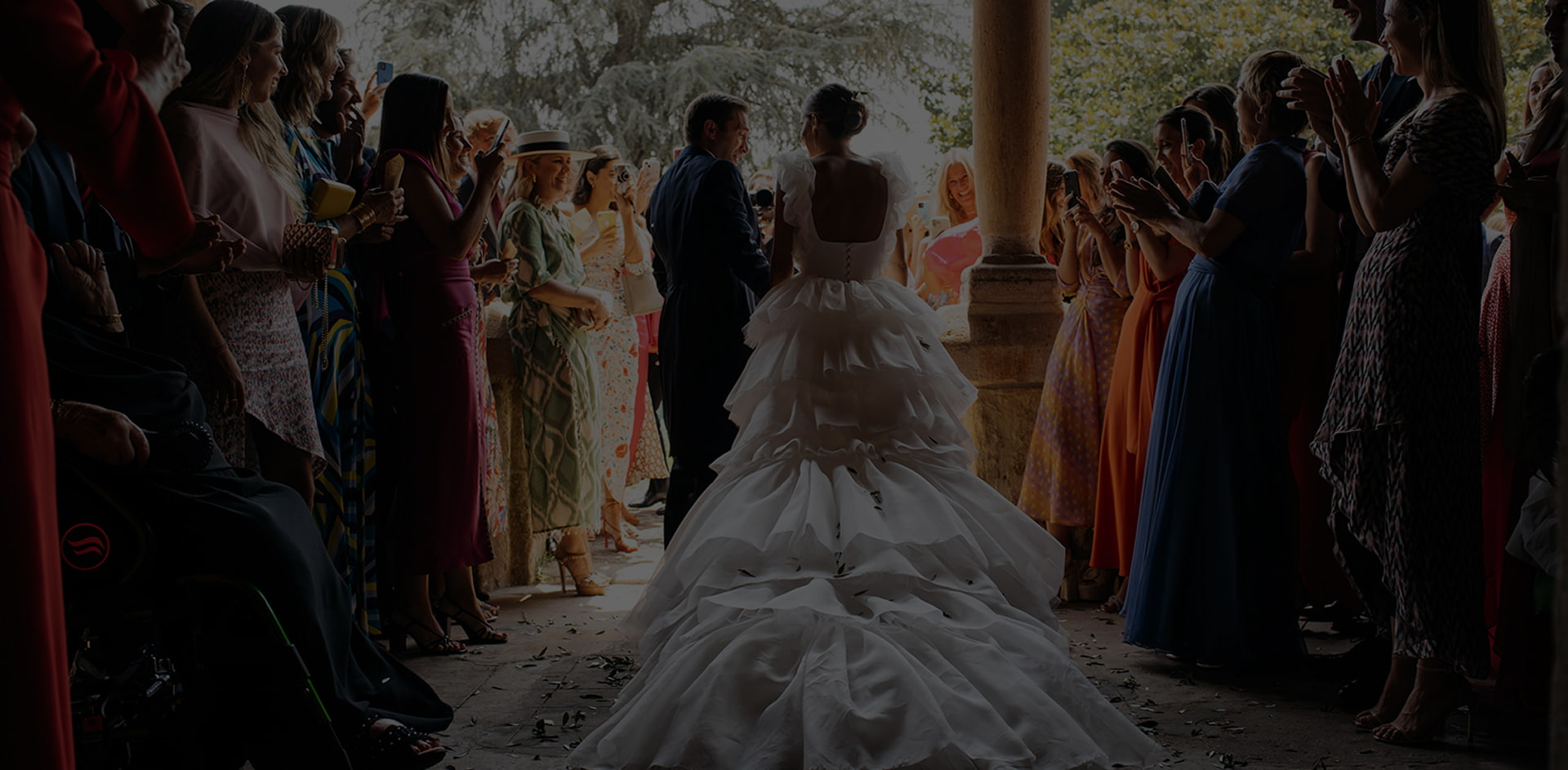 Momento de la salida de los novios de la iglesia