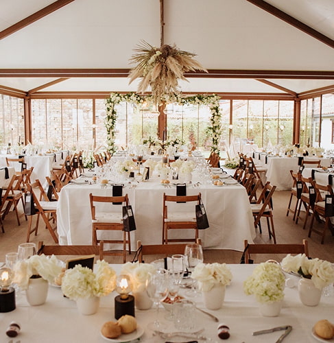 Salón acristalado Salón con cortinas de cristal decorado para una boda