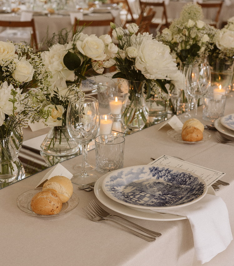 Menús de boda Detalle de una mesa decorada para un banquete nupcial