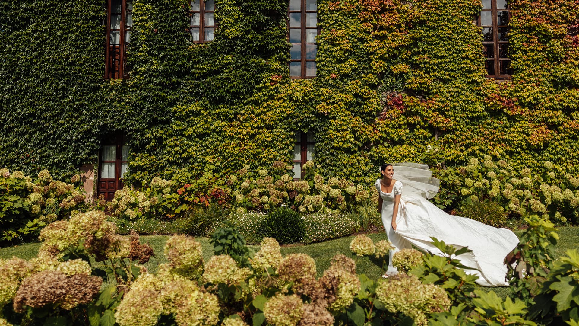 Espectacular imagen de una novia entre la vegetación de nuestra finca para bodas en Cantabria