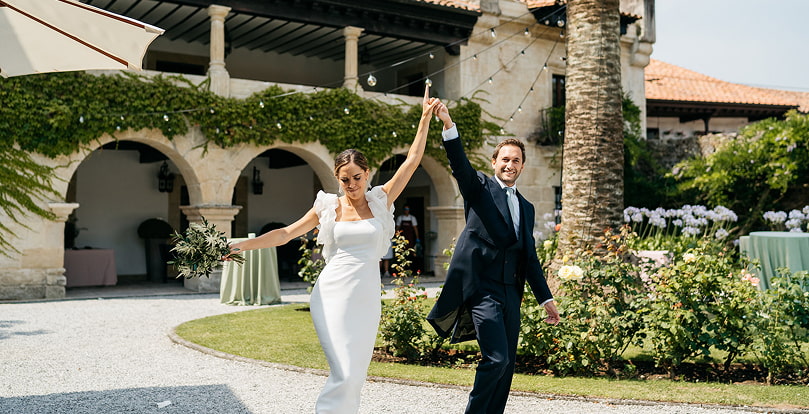 Novios posando durante su boda en Palacio de Caranceja