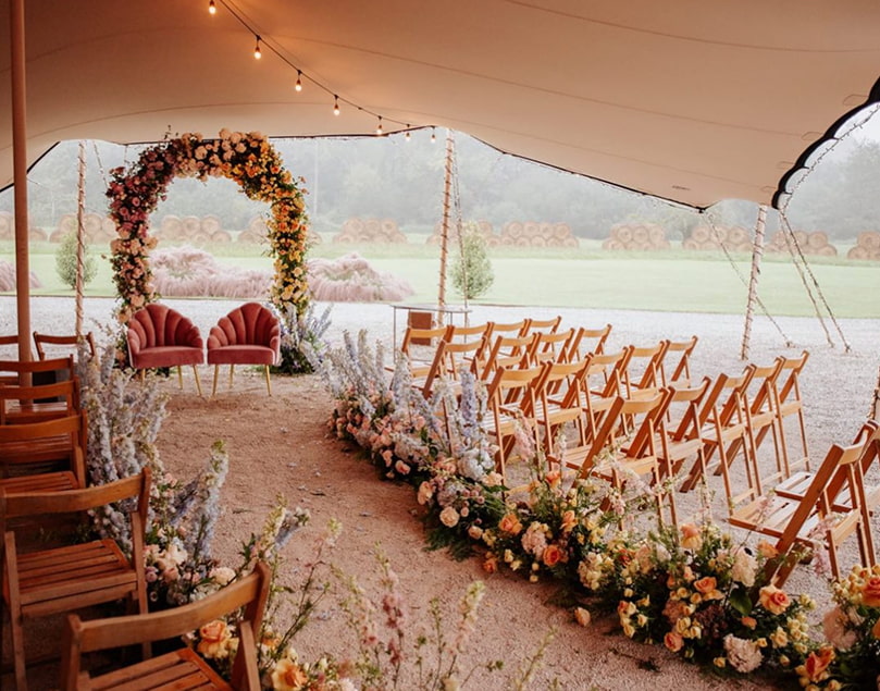 Sillas decoradas para una ceremonia en el exterior