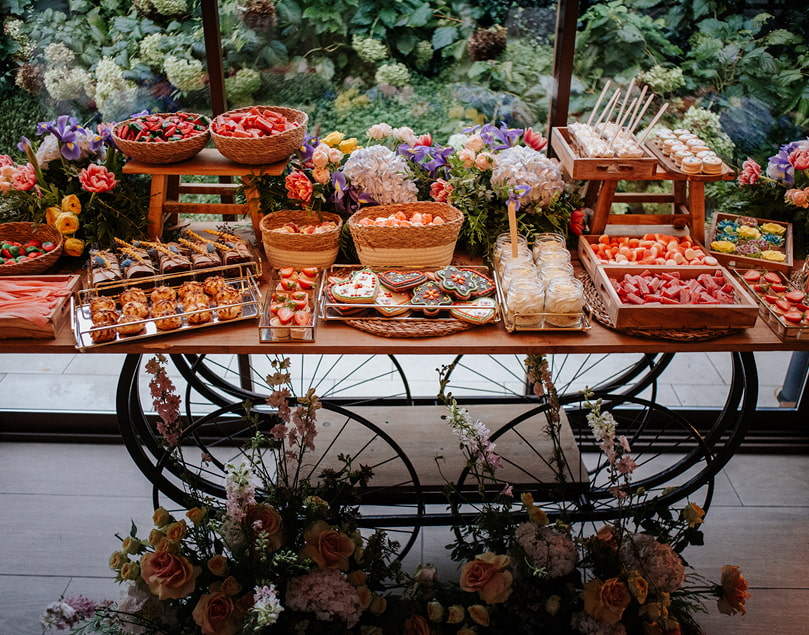 Mesa de dulces montada sobre unas ruedas de estilo vintage