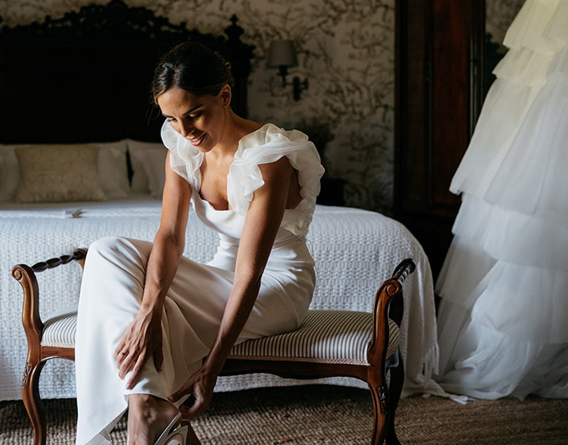 Novia colocándose los tacones, minutos antes de la boda