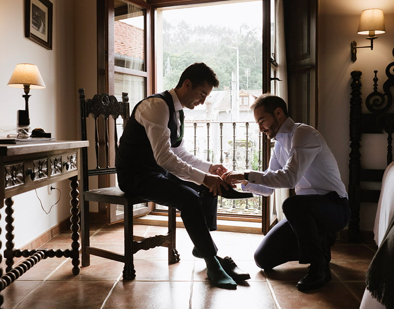 Novio vistiéndose antes de la boda