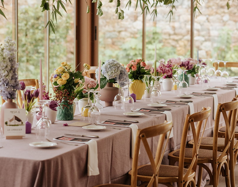 Bonita mesa larga, decorada con motivos florales
