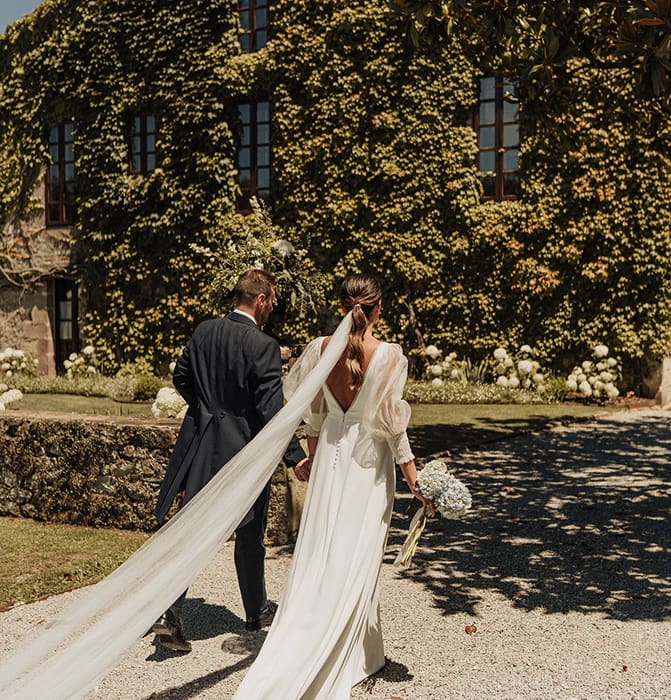 Bodas y celebraciones Pareja entrando al altar