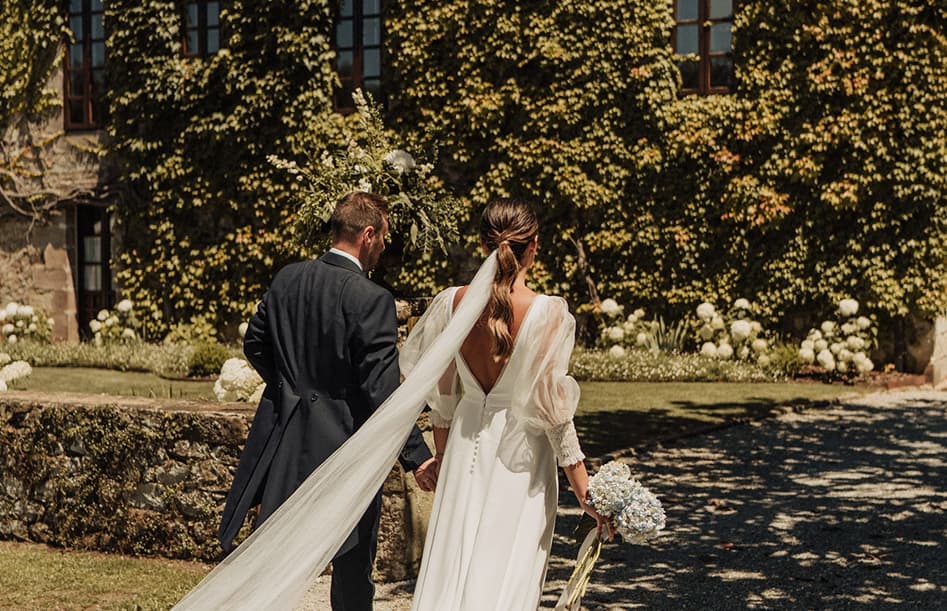 Bodas y celebraciones Pareja entrando al altar