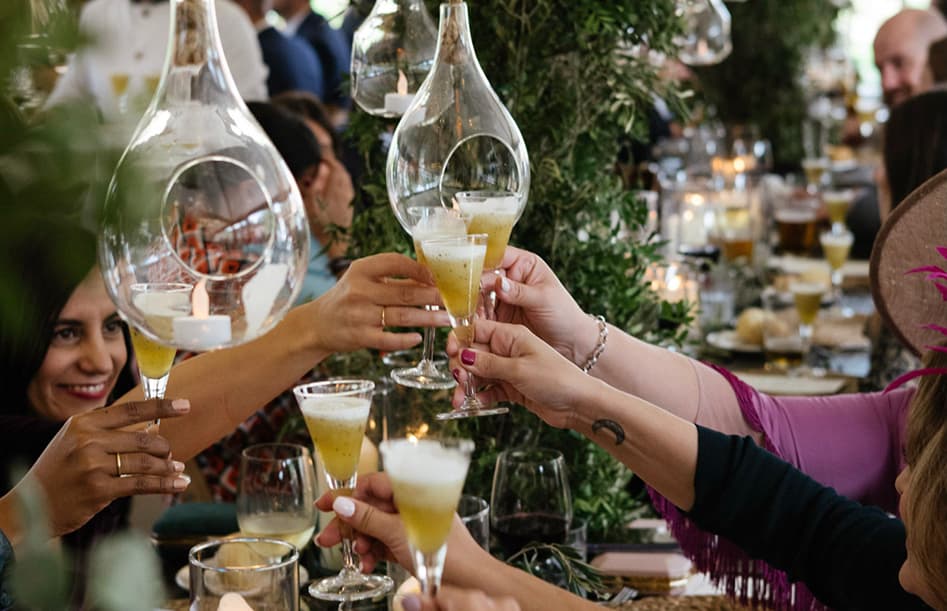 Eventos de empresa Gente brindando