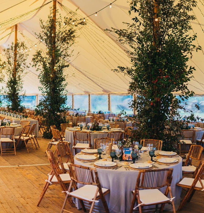 Interior de una carpa preparada para acoger una gran celebración