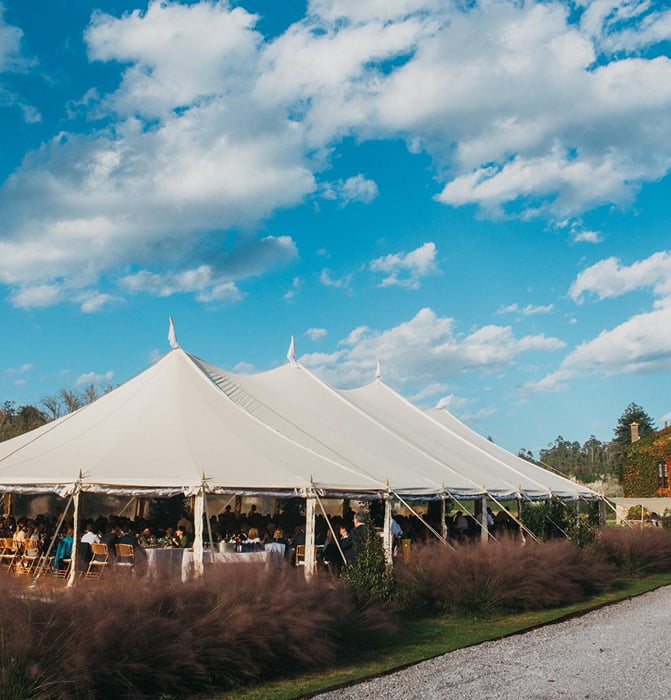 Vista exterior de una carpa para una gran boda