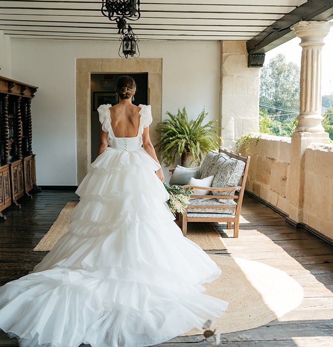 Novia caminando por el porche del palacio