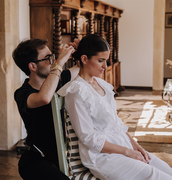Peluquero retocando el peinado de una novia