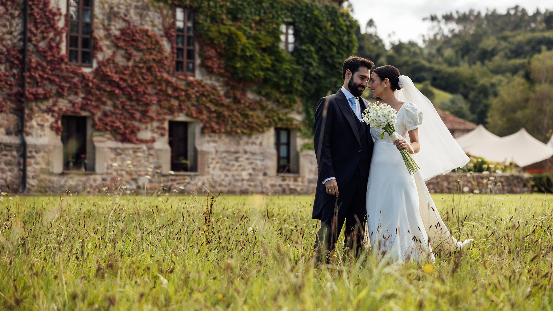 Pareja de novios posando en los jardines de la finca