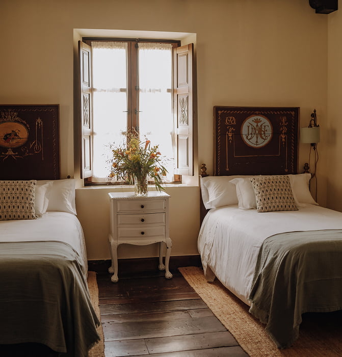 Habitación con dos camas individuales y bonita decoración floral