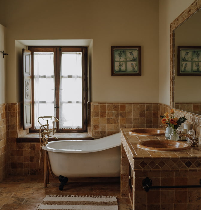 Cuarto de baño con bañera de estilo victoriano