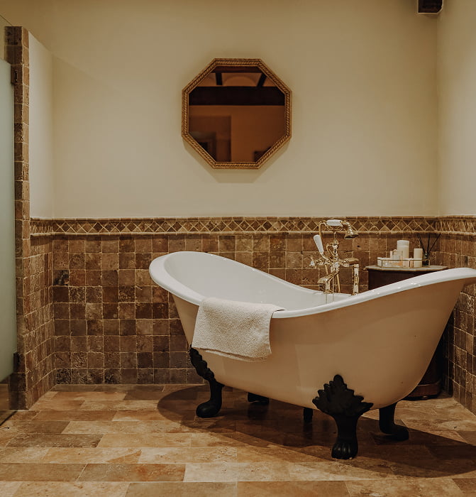 Bañera de estilo victoriano y grifería clásica