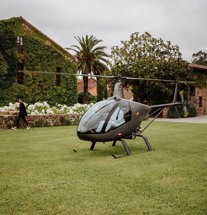 Helicoptero aterrizando en los jardines de la finca