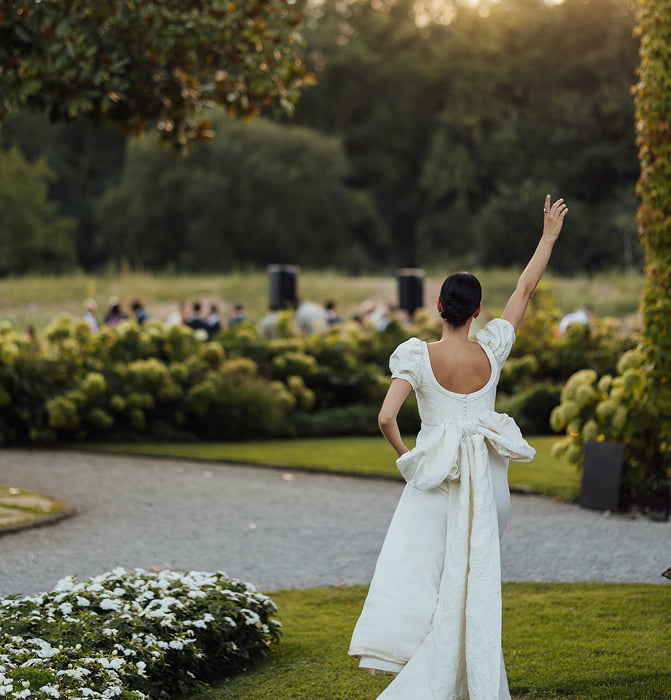 Novia fotografiada en los jardines del palacio