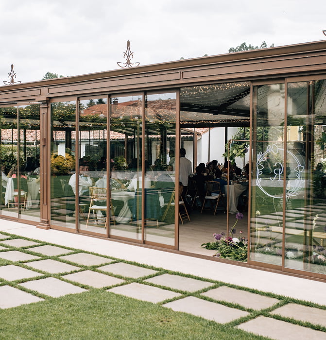 Parte del salón acristalado, visto desde el exterior