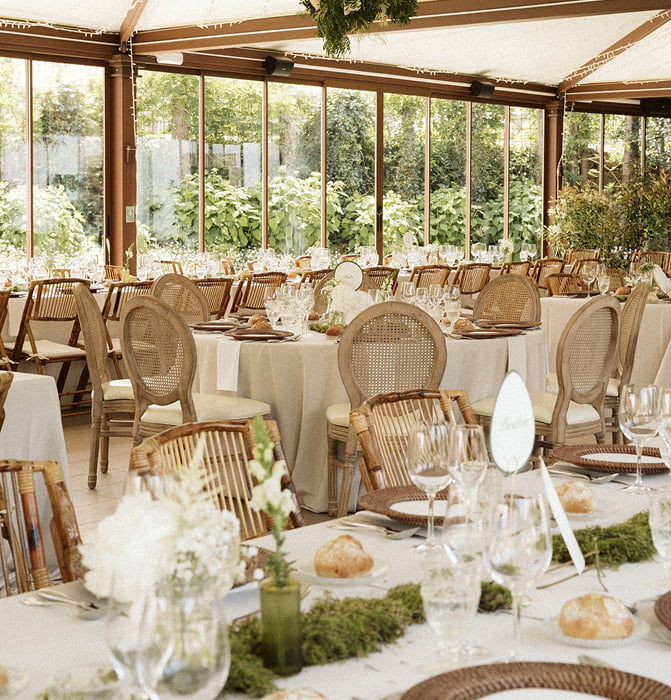 Interior del salón acristalado, decorado al estilo clásico