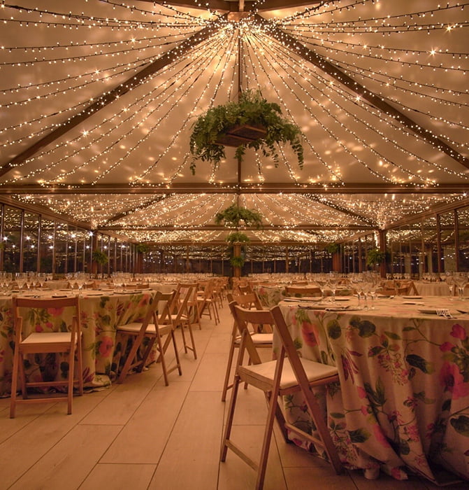 Salón acristalado de noche, con una preciosa iluminación