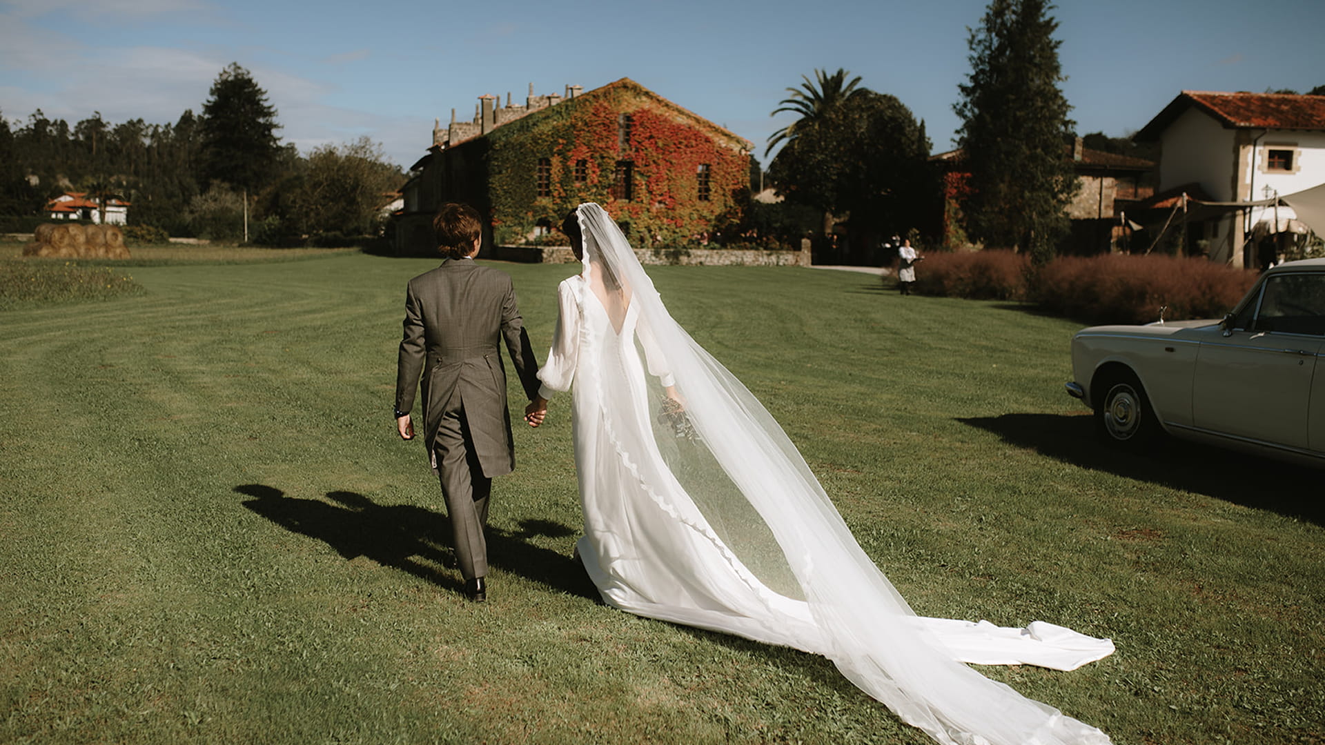 Pareja de novios paseando por los jardines de Palacio de Caranceja