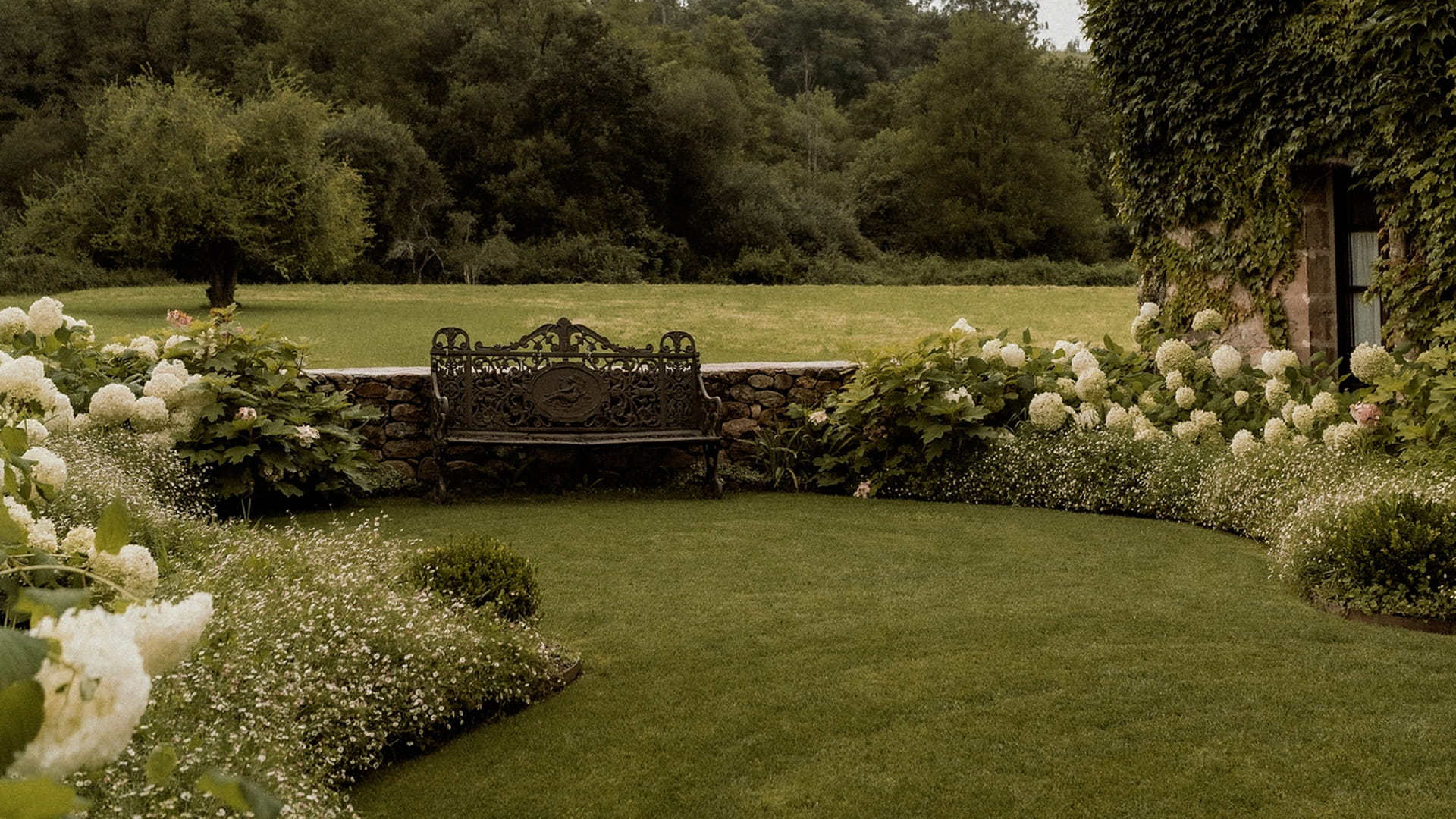 Detalle de los bonitos jardines de Palacio de Caranceja