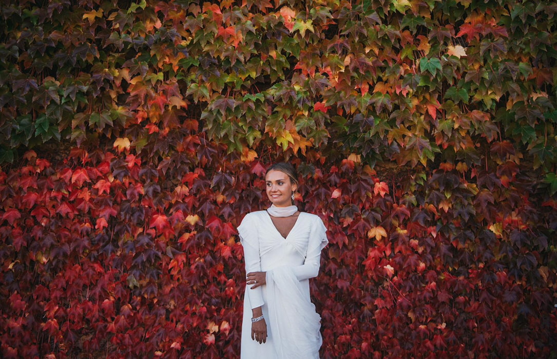 Novia fotografiada junto a la vegetación de la Finca para Bodas