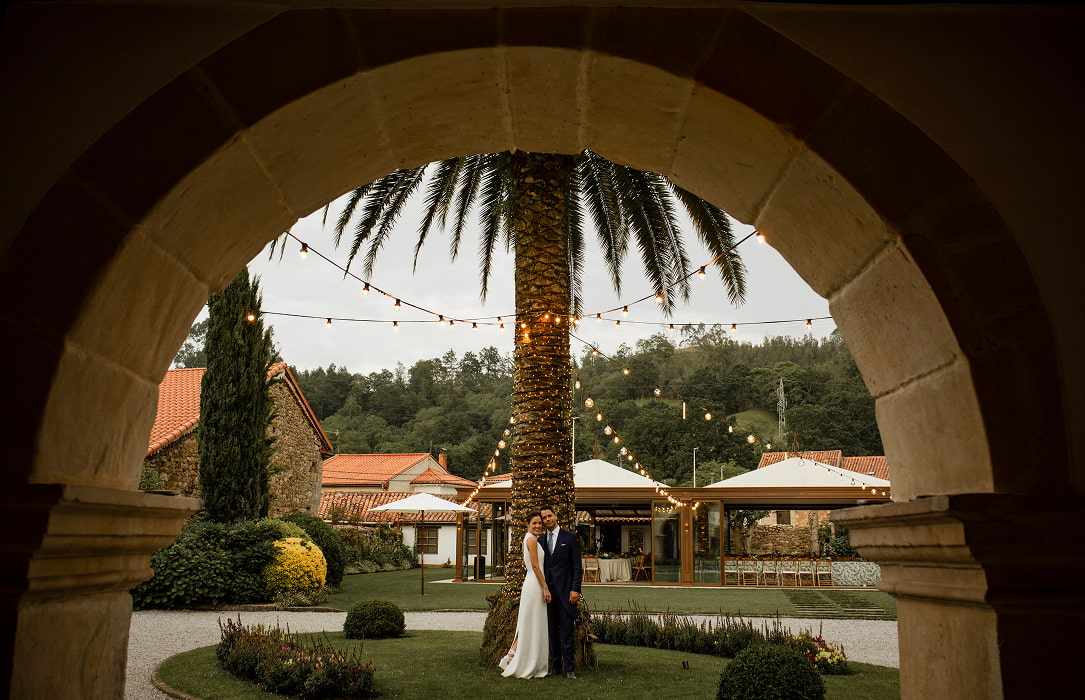 Pareja de novios durante su boda en el Palacio