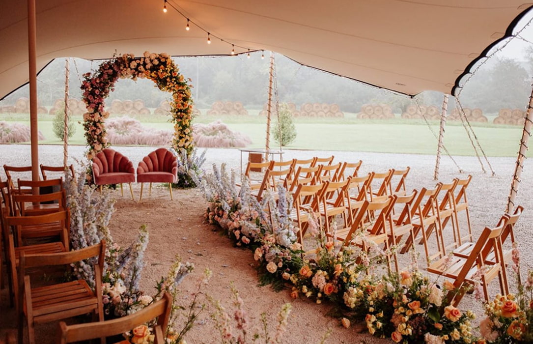 Escenario preparado para una ceremonia al exterior en Cantabria