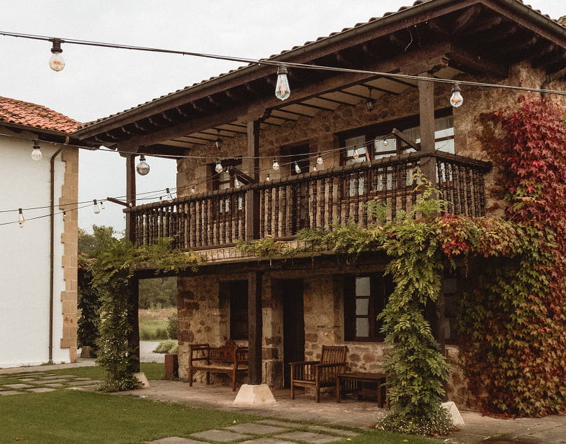 Fachada de uno de los edificios de Palacio de Caranceja
