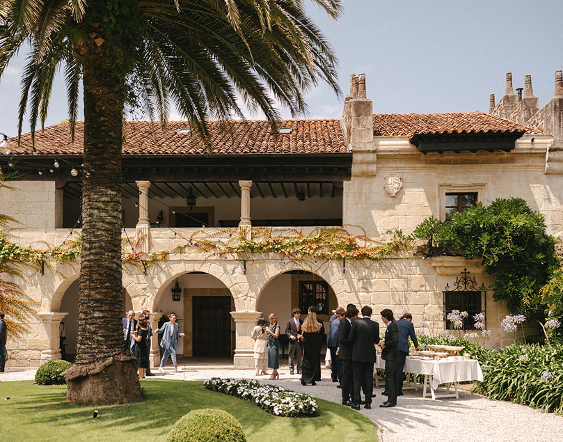 Invitados delante de la fachada del Palacio durante el cocktail