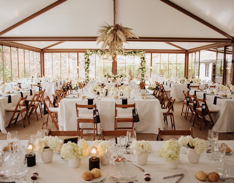 Bonito salón acristalado decorado para una boda