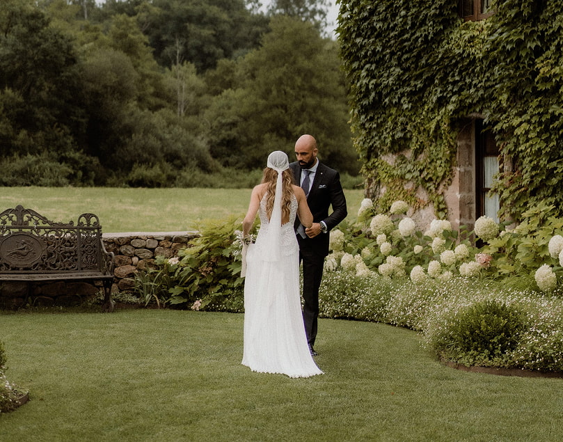 Pareja de novios posando en nuestros jardines