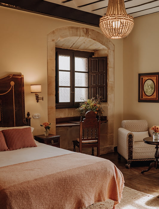 Habitación con muebles de madera noble y decoración clásica