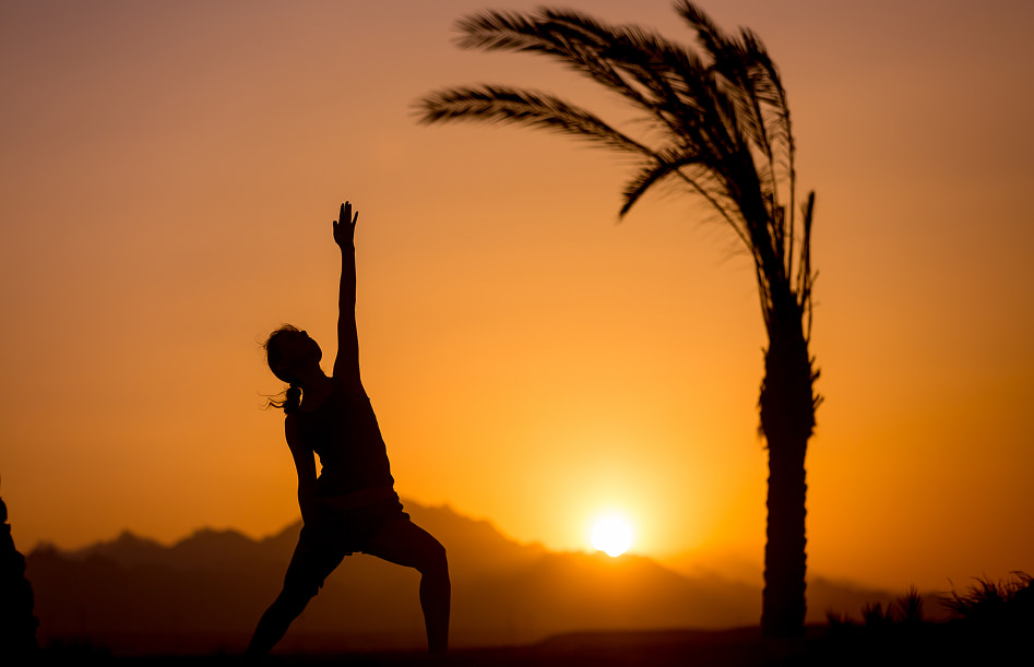 Experiencia amanecer & yoga Persona haciendo yoga al amanecer