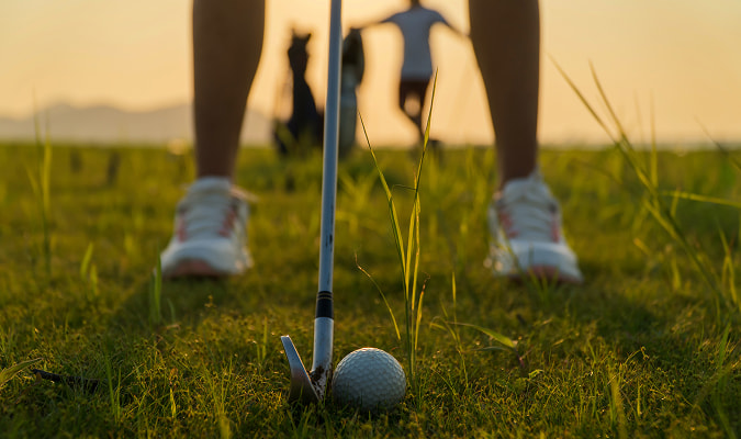 Paquete de golf Persona jugando al golf