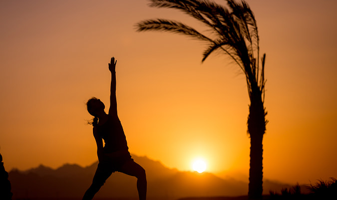 Experiencia amanecer & yoga Persona haciendo yoga al amanecer