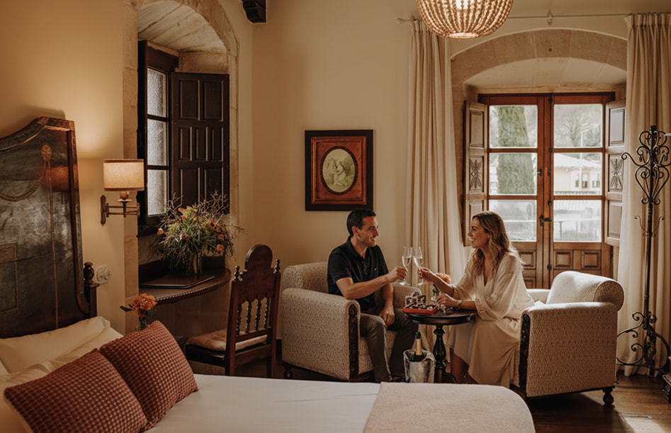 Caja Regalo 2 Pareja brindando en la suite