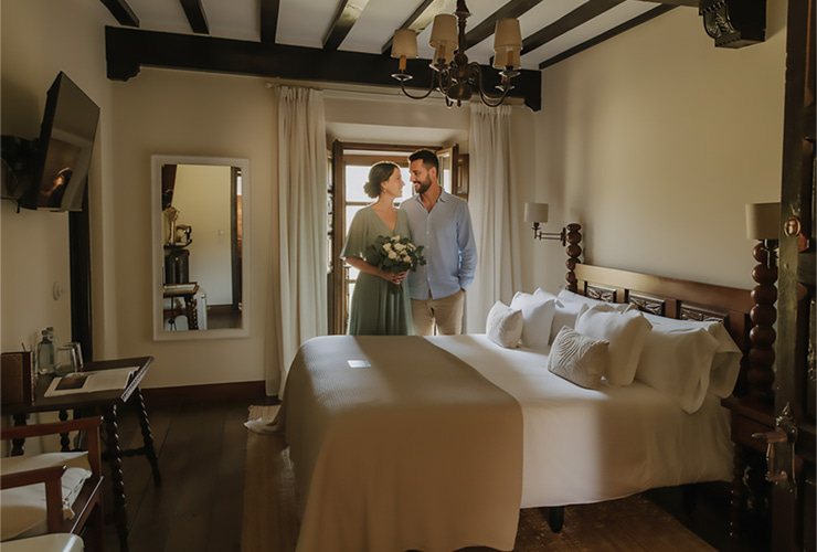 Caja Regalo 1 Pareja con un ramo en la habitación doble superior