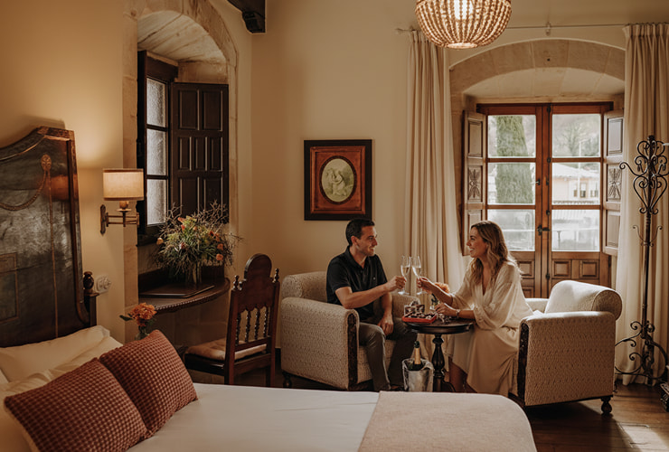 Caja Regalo 2 Pareja brindando en la suite