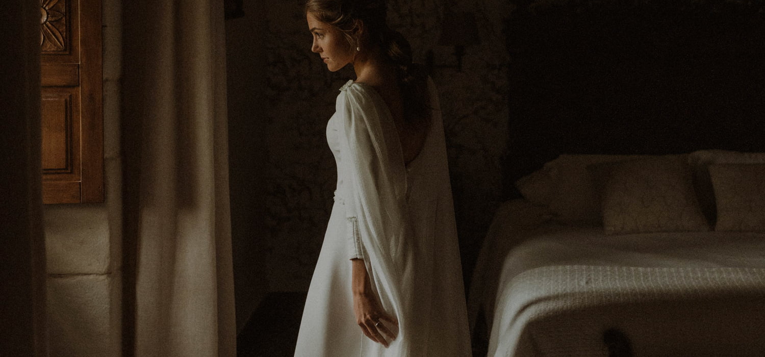 Novia en su habitación mirando por la ventana
