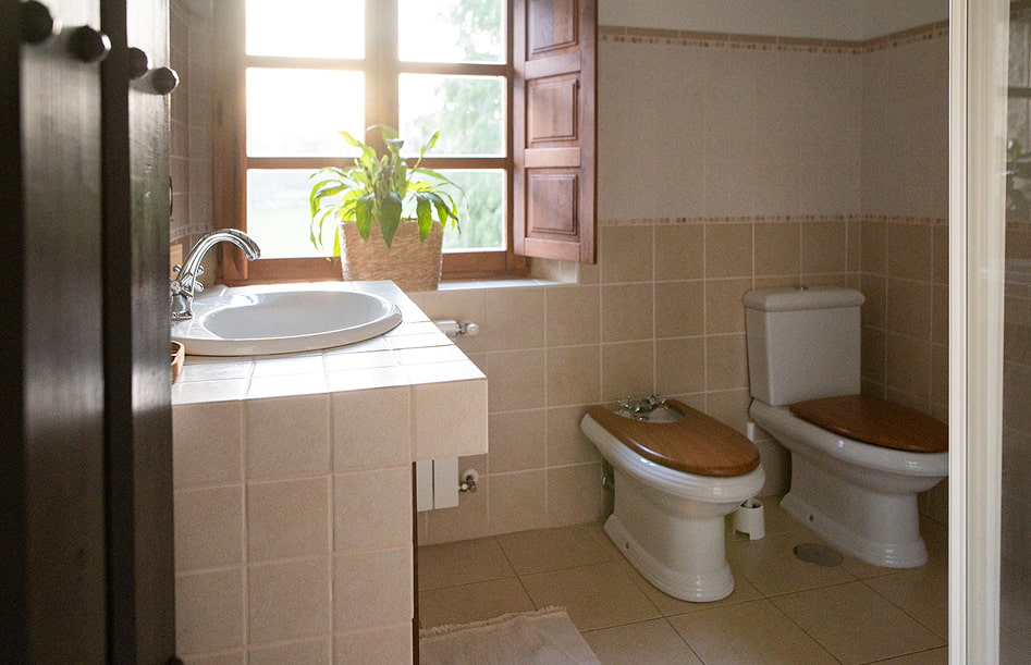 Baño exterior con mucha luza
