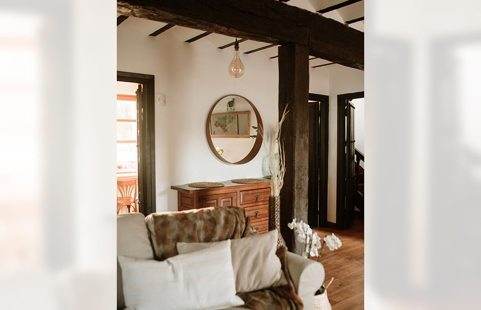 Detalle de la sala de estar, decorada en tonos blancos y marrones