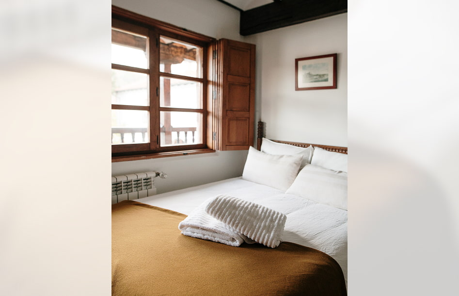 Habitación con cama doble junto a la ventana