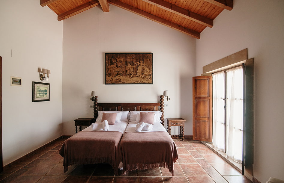 Habitación doble con techos altos de madera